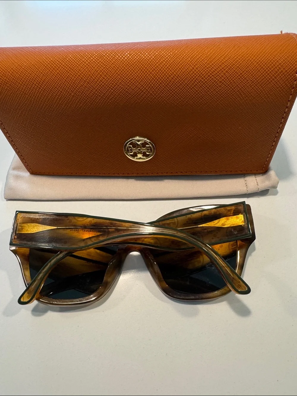 Brand new without tag Tory Burch Cat-Eye Sunglasses with brown cas